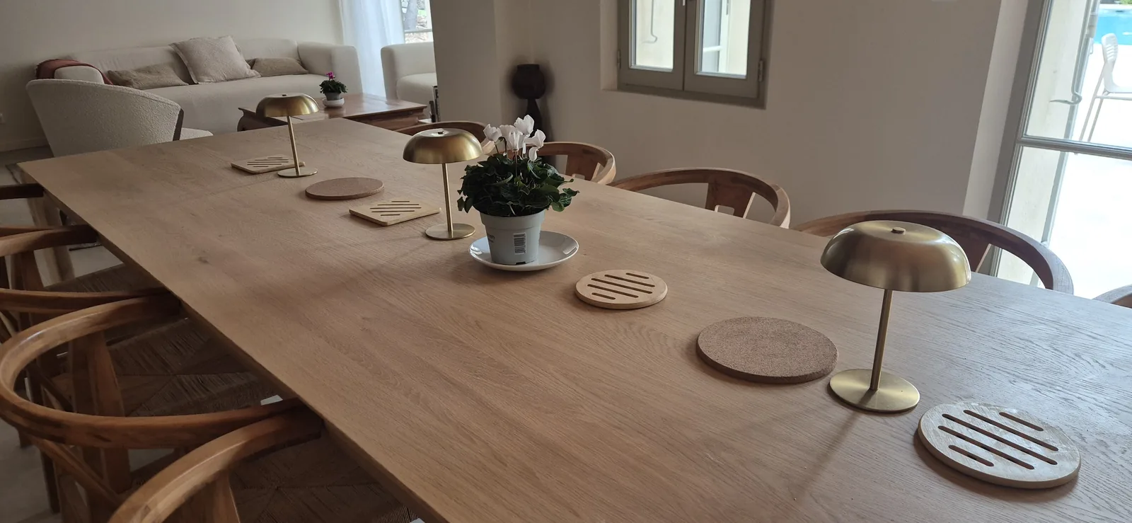 Table dressée en bois, maison prête avant l’arrivée