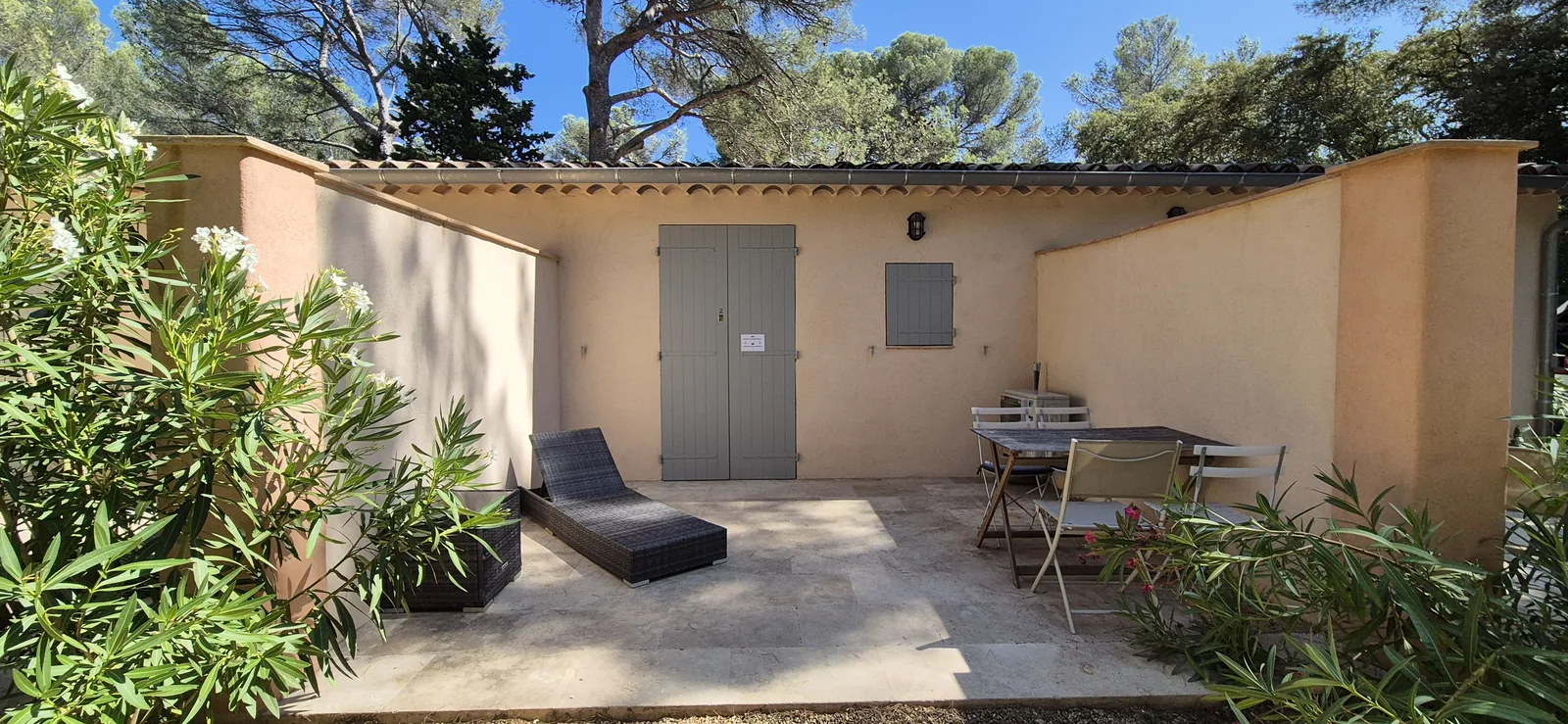 Terrasse ombragée aux murs ocre